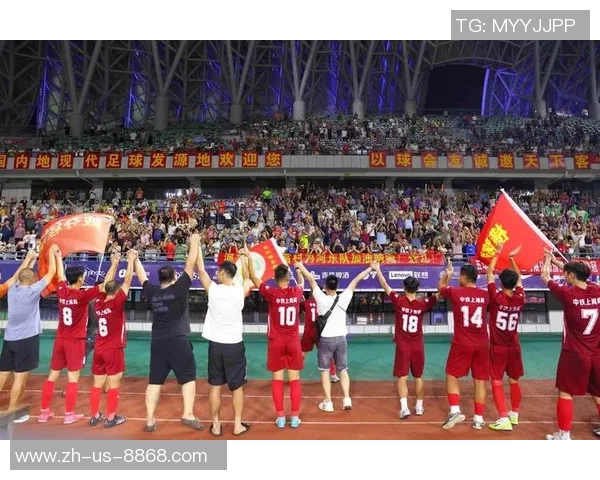 雨中奔跑的青春与梦想足球场上的感动与坚持